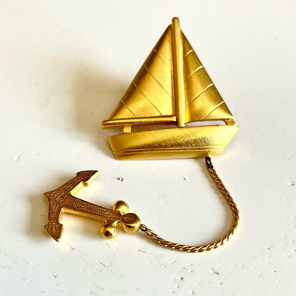 JJ Jonette Vintage Gold Sailboat Anchor Dangle Brooch Pin Nautical Coastal Chic - Picture 4 of 9